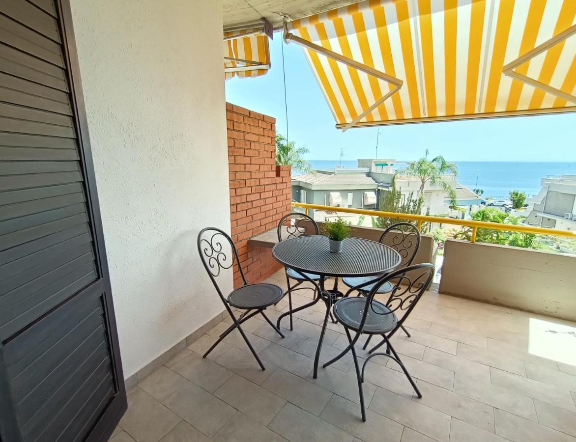 Venusilia Apartment - Free Parking Aci Castello Bagian luar foto