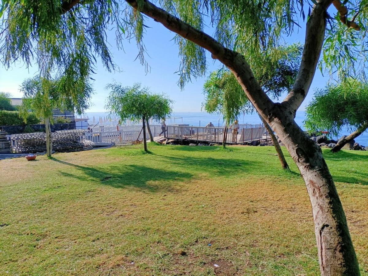 Venusilia Apartment - Free Parking Aci Castello Bagian luar foto