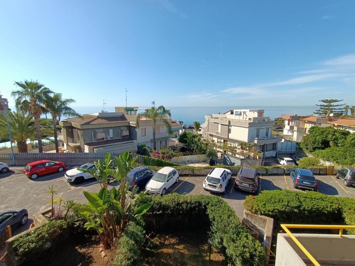 Venusilia Apartment - Free Parking Aci Castello Bagian luar foto